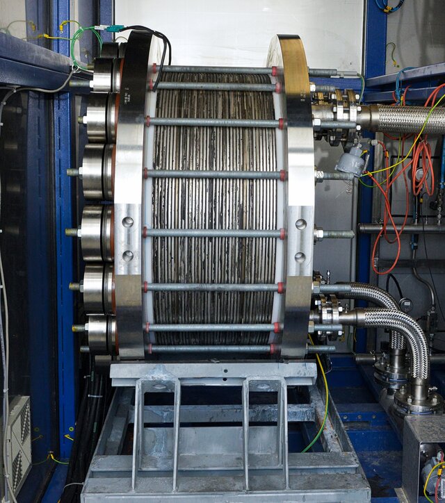 Blick von der Seite auf einen Elektrolysestack im Prüfstand