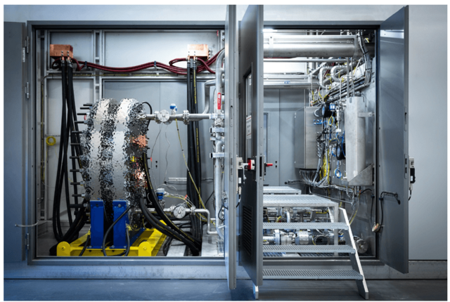 Blick in den Prüfstand auf den Stackraum des 400kW-AEL-Teststands 